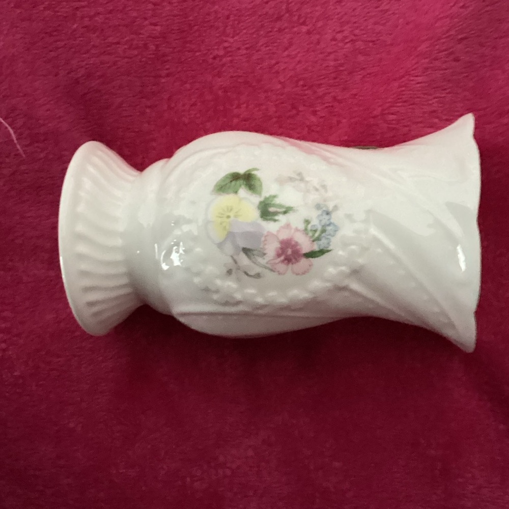 Elegant White Floral Vase
